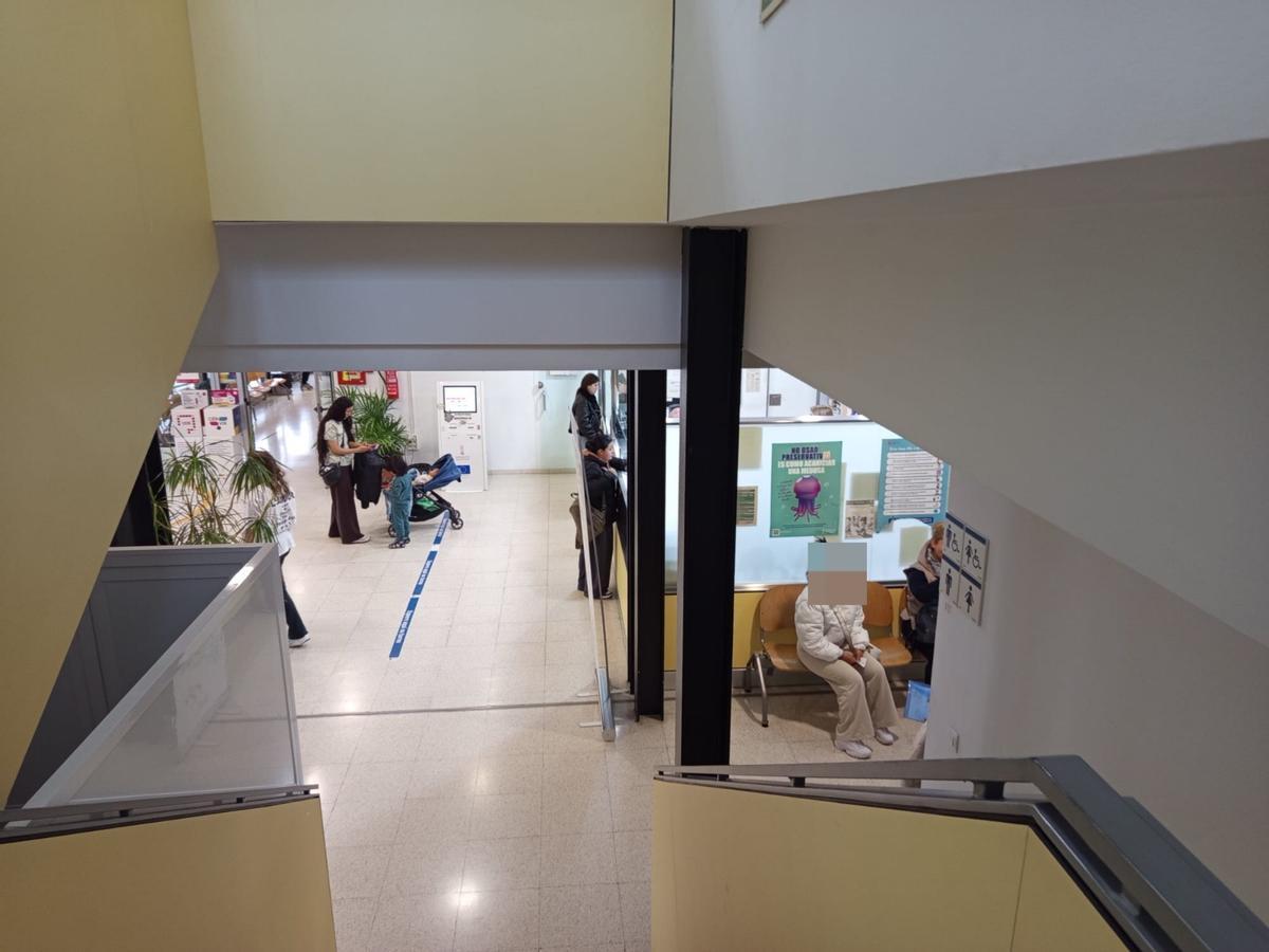 Pacientes en el centro de salud Juan XXIII de Alicante