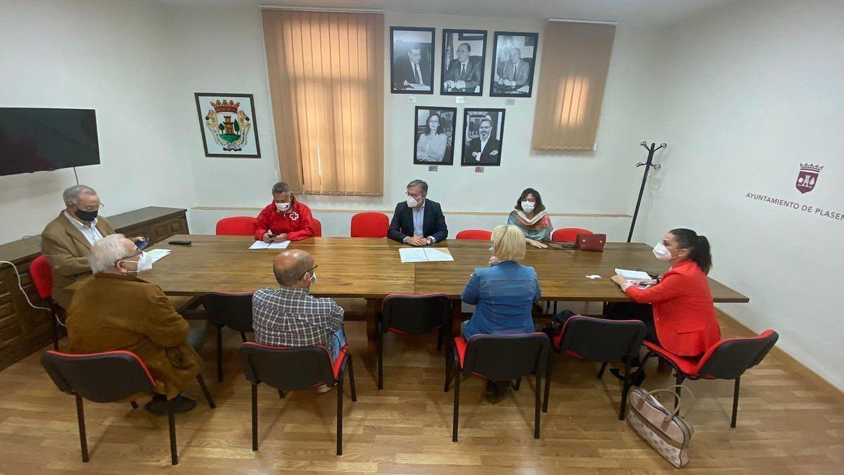 Plasencia crea un comité con oenegés para ayudar a las personas más necesitadas