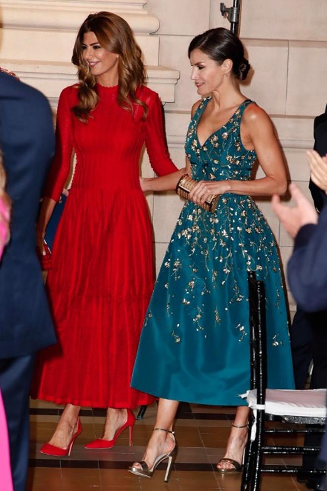 La reina Letizia, de Carolina Herrera, y Juliana Awada, en Argentina