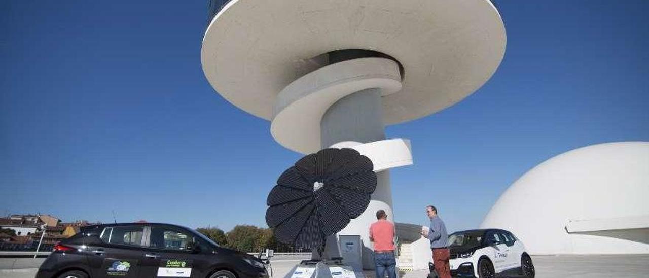 Vehículos eléctricos, en la plaza del Centro Niemeyer.