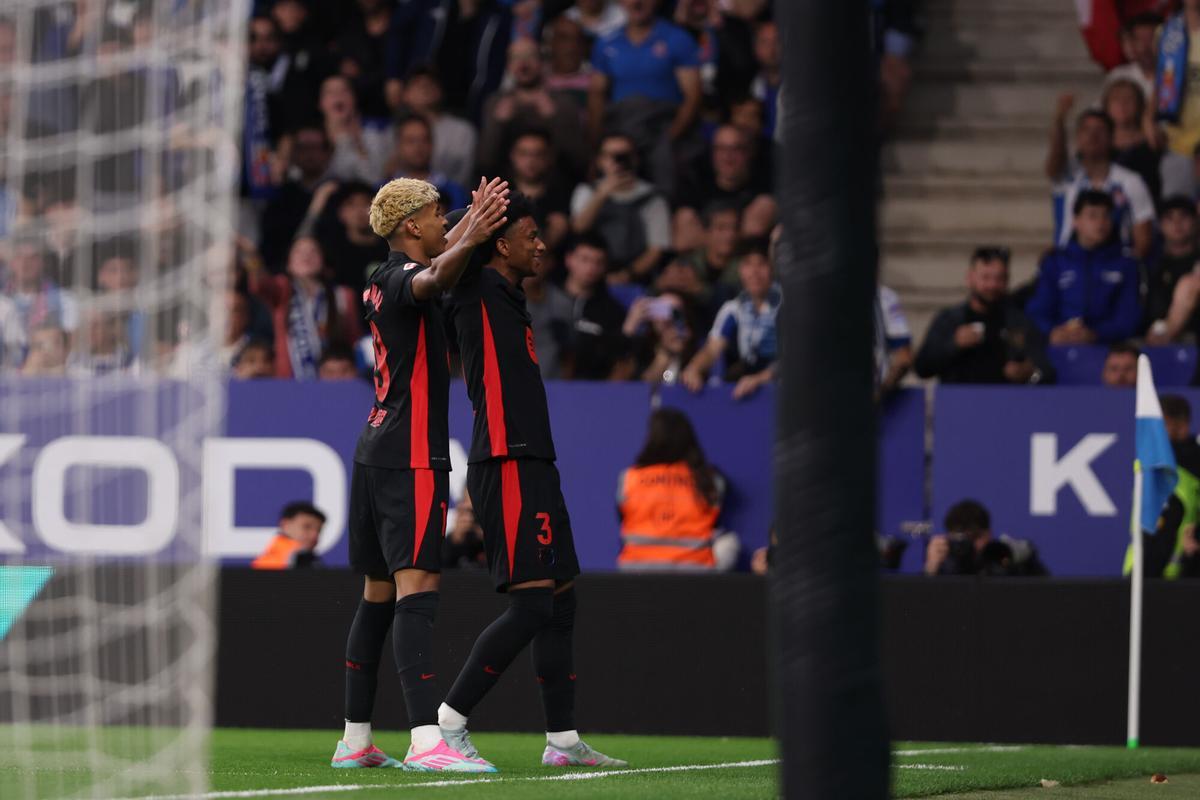 El lanzamiento de botellas se produjo tras los goles de Lamine y Fermín.