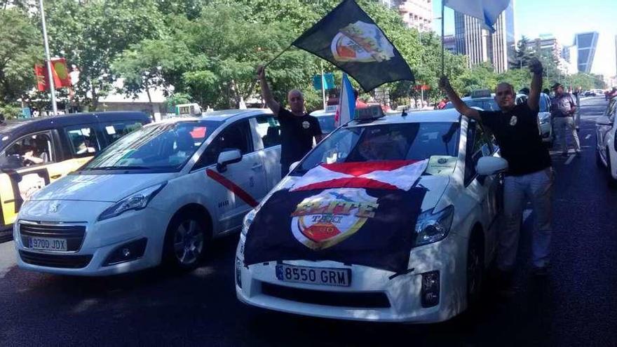 El taxi de Vigo en la cabecera de la manifestación junto a uno de Madrid y otro de Cataluña.