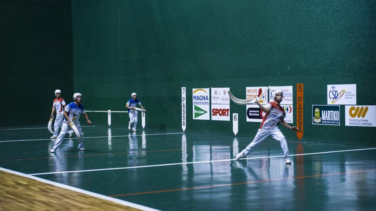 Urriza golpeando la pelota