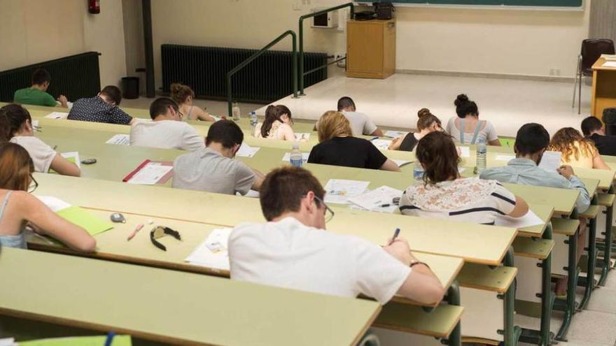 Alumnos haciendo un examen de las pruebas de acceso a la Universidad (PAU).