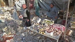 Mercado sirio de Atareb, al oeste de Alepo, bombardeado con un balance de al menos 53 muertos.