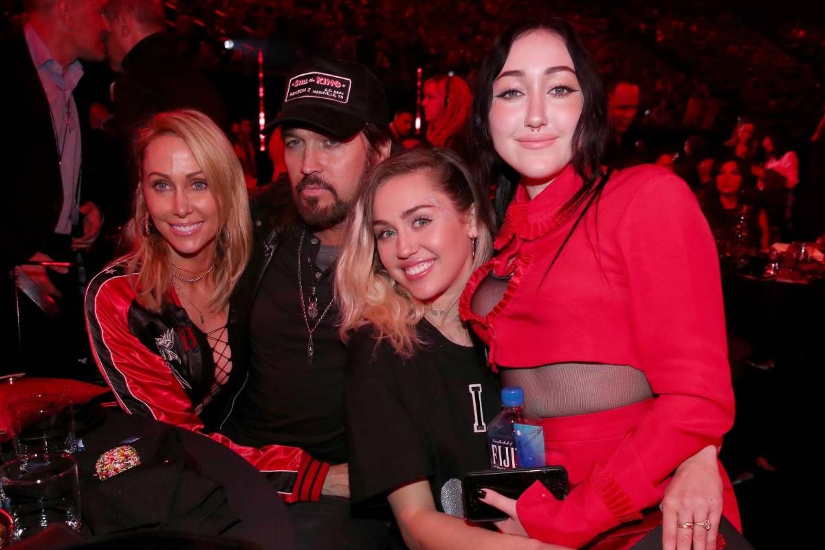 La familia Cyrus apoya a Noah en los premios iHeartRadio Music Awards 2017