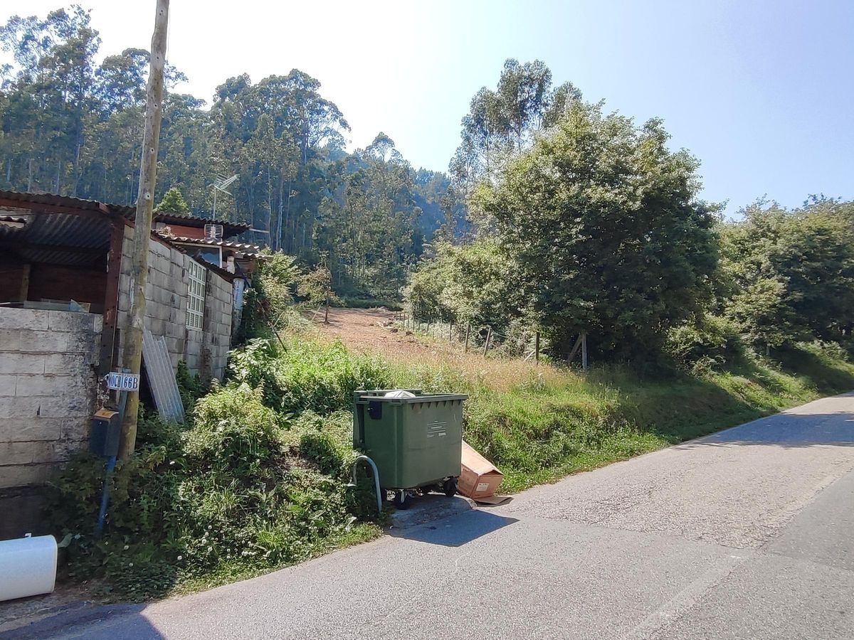 Una parte de los terrenos en los que se prevé construir una nueva gasolinera en A Portela, en el término municipal de Bueu.