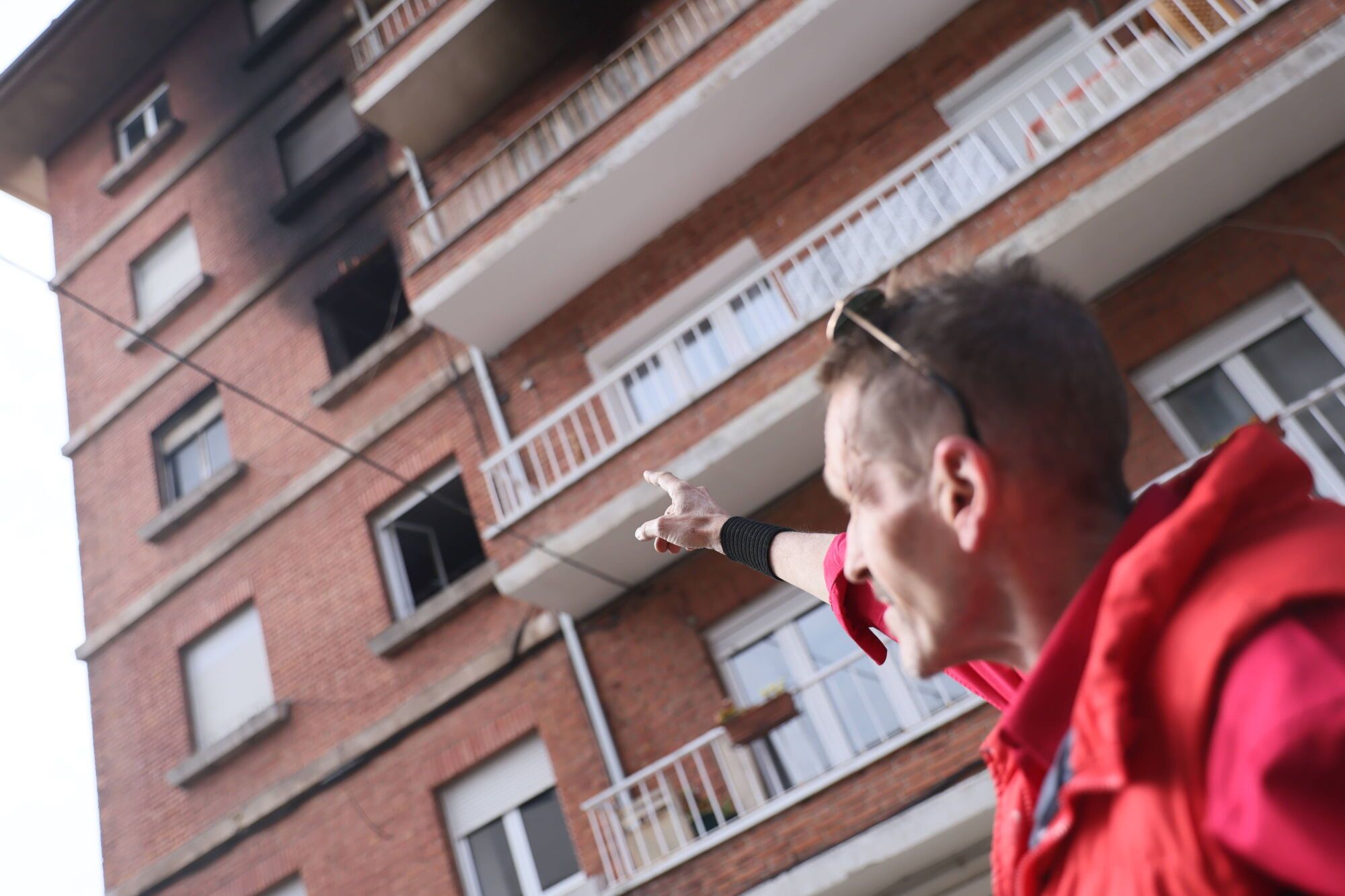 En imágenes: uno jóvenes evitan una tragedia al despertar de madrugada a los vecinos de un bloque en llamas