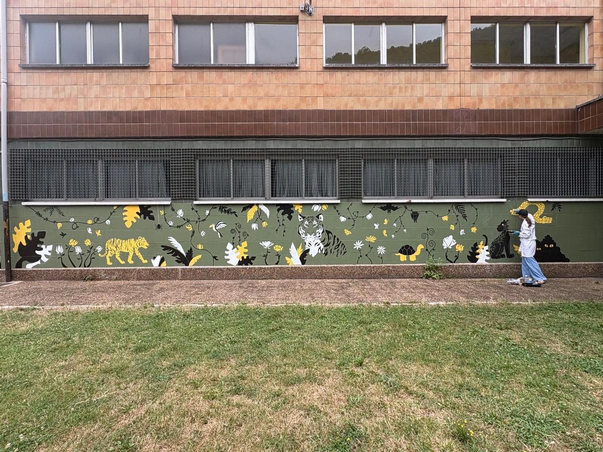 Vista del mural al completo pintado por María Murias en el colegio Alejandro Casona.