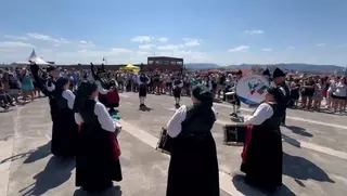 La jira y desfile del Día de Asturias por Cimavilla despiden en Gijón el Festival Arco Atlántico