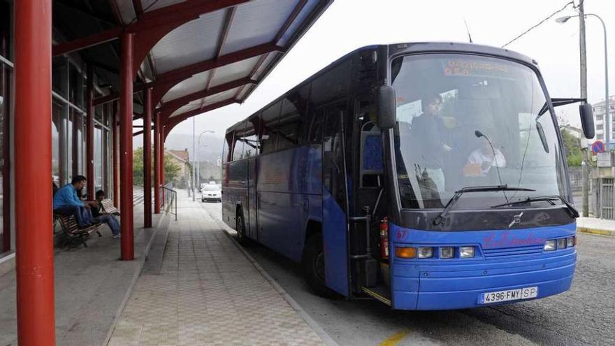 Un autobús de la línea A Estrada-Santiago, ayer, saliendo de la estación estradense.