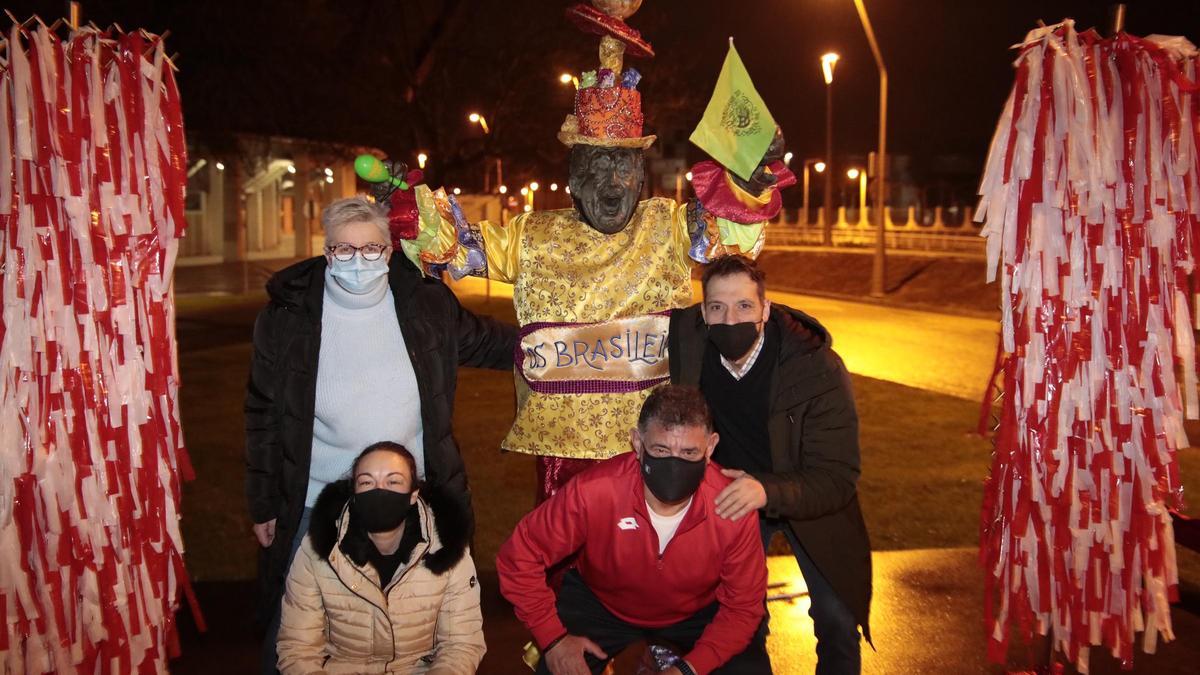 Os brasileiros, tras disfrazar la estatua de Manolo Preciado