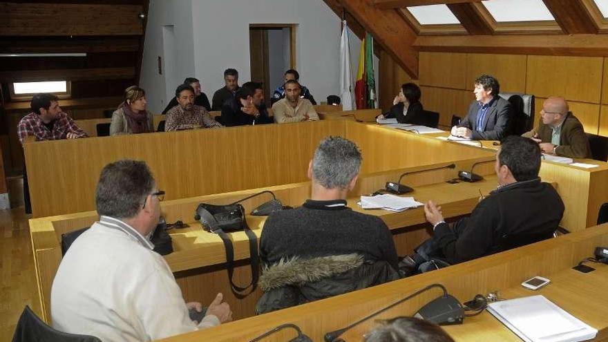 Un instante de la reunión en la que ayer se abrió la negociación de la RPT de A Estrada.//Bernabé / Javier Lalín