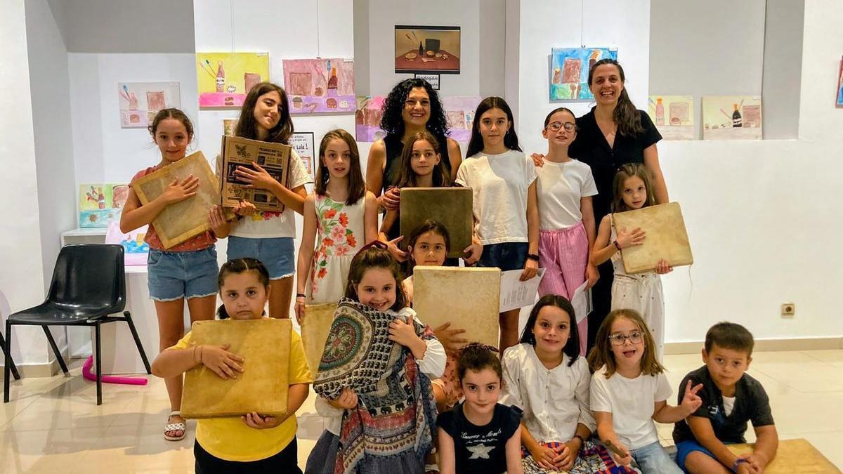 Los niños participantes en el taller junto a sus monitoras, Maru de la Viuda y Lola Canseco.