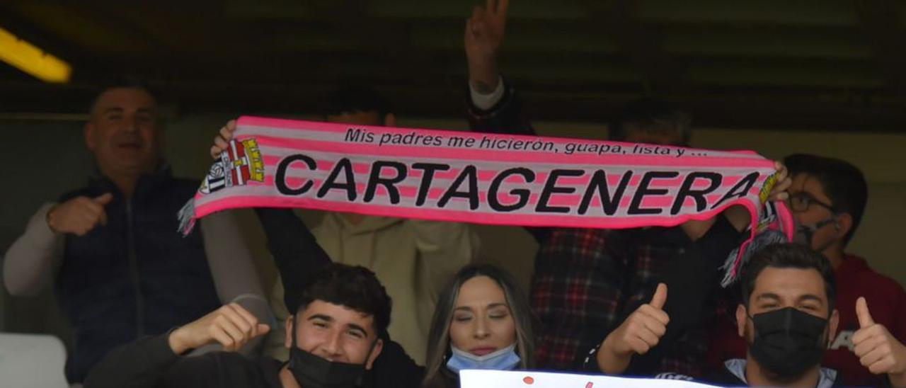 Aficionados en el partido ante el Zaragoza. | IVÁN URQUÍZAR