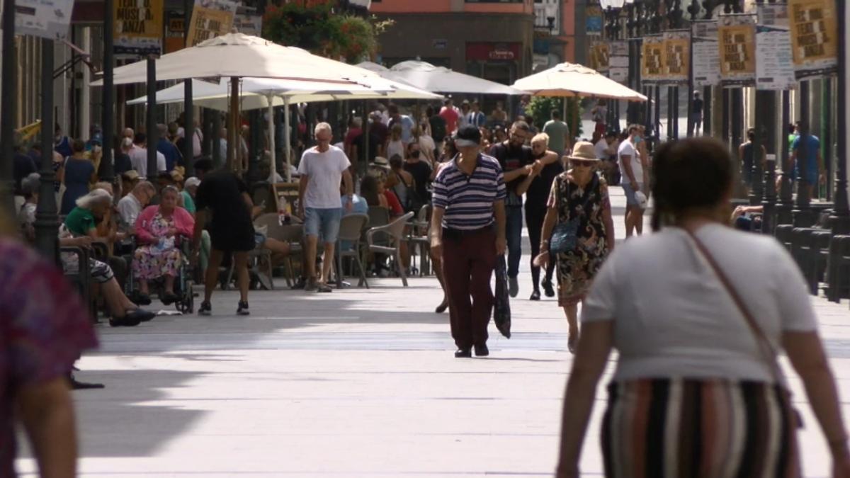 Población en una calle en Canarias.