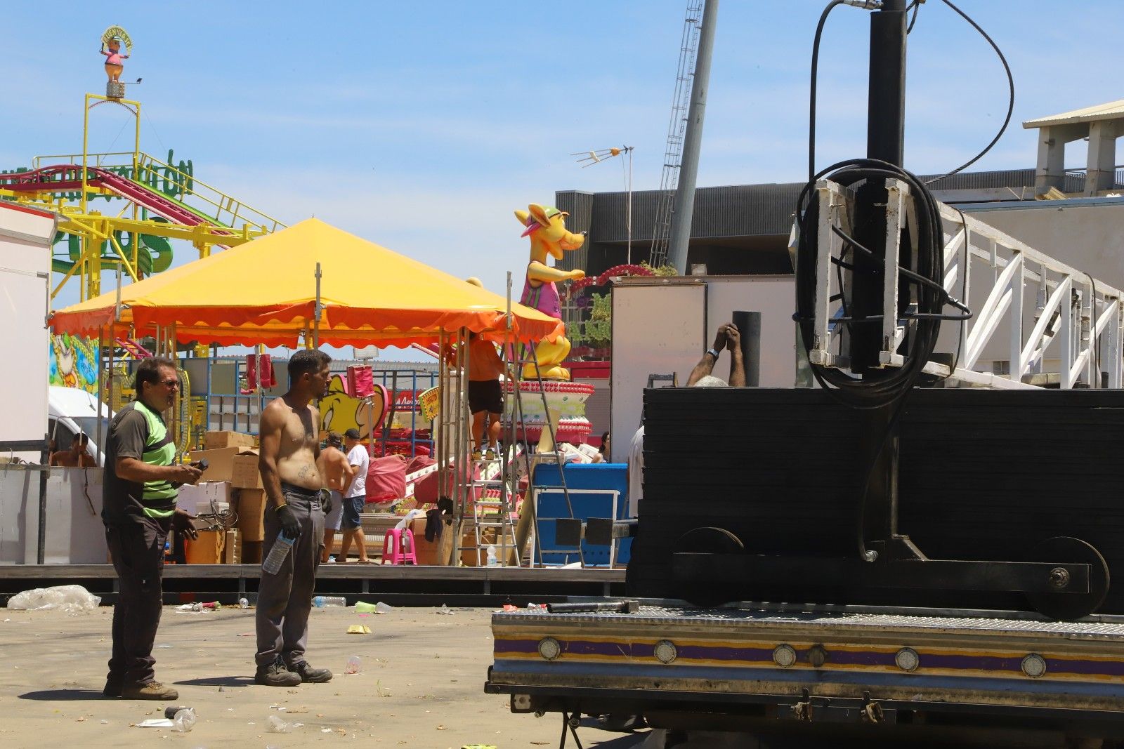 Caseteros y feriantes desmontan la Feria, hasta el año que viene