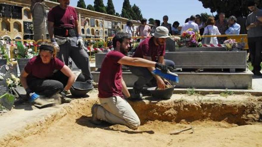 Los arqueólogos encargados de la excavación, ayer en Paterna.