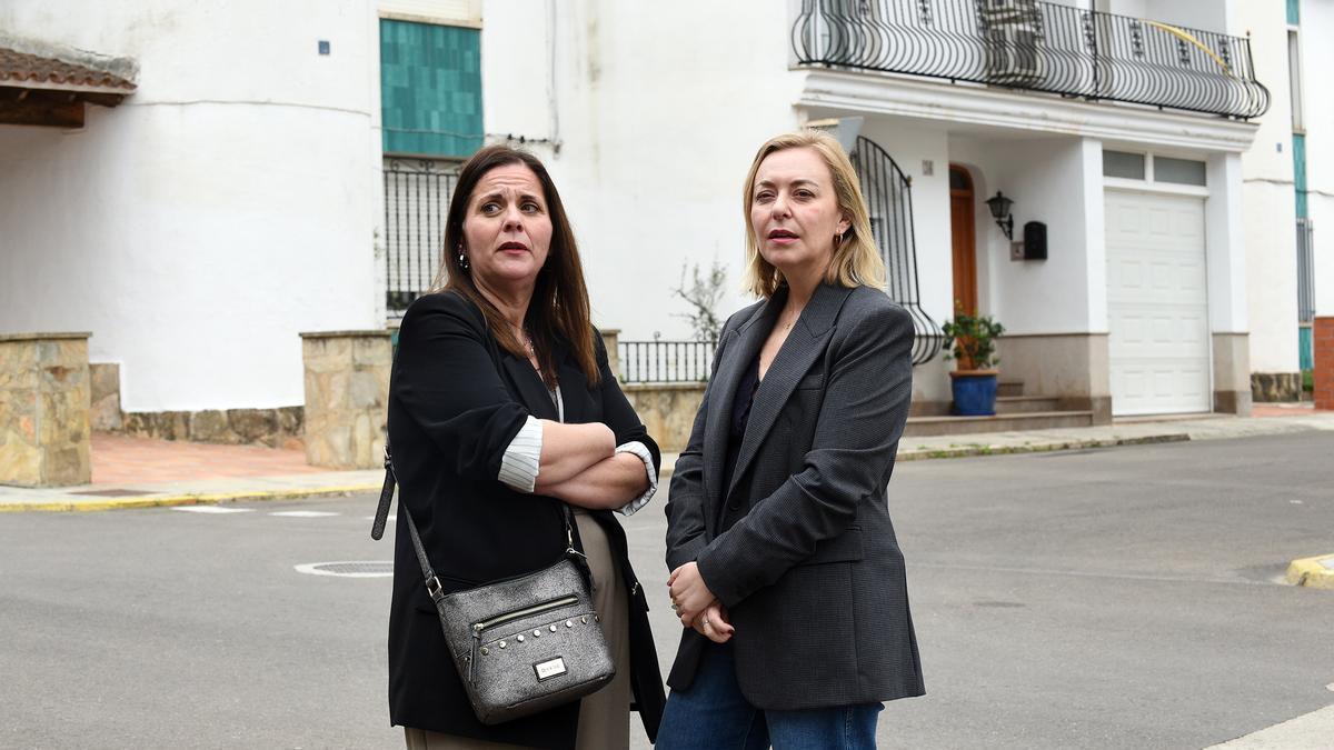 La alcaldesa de Benissoda, Reme Espí, con la vicepresidenta de la diputación, Natàlia Enguix.