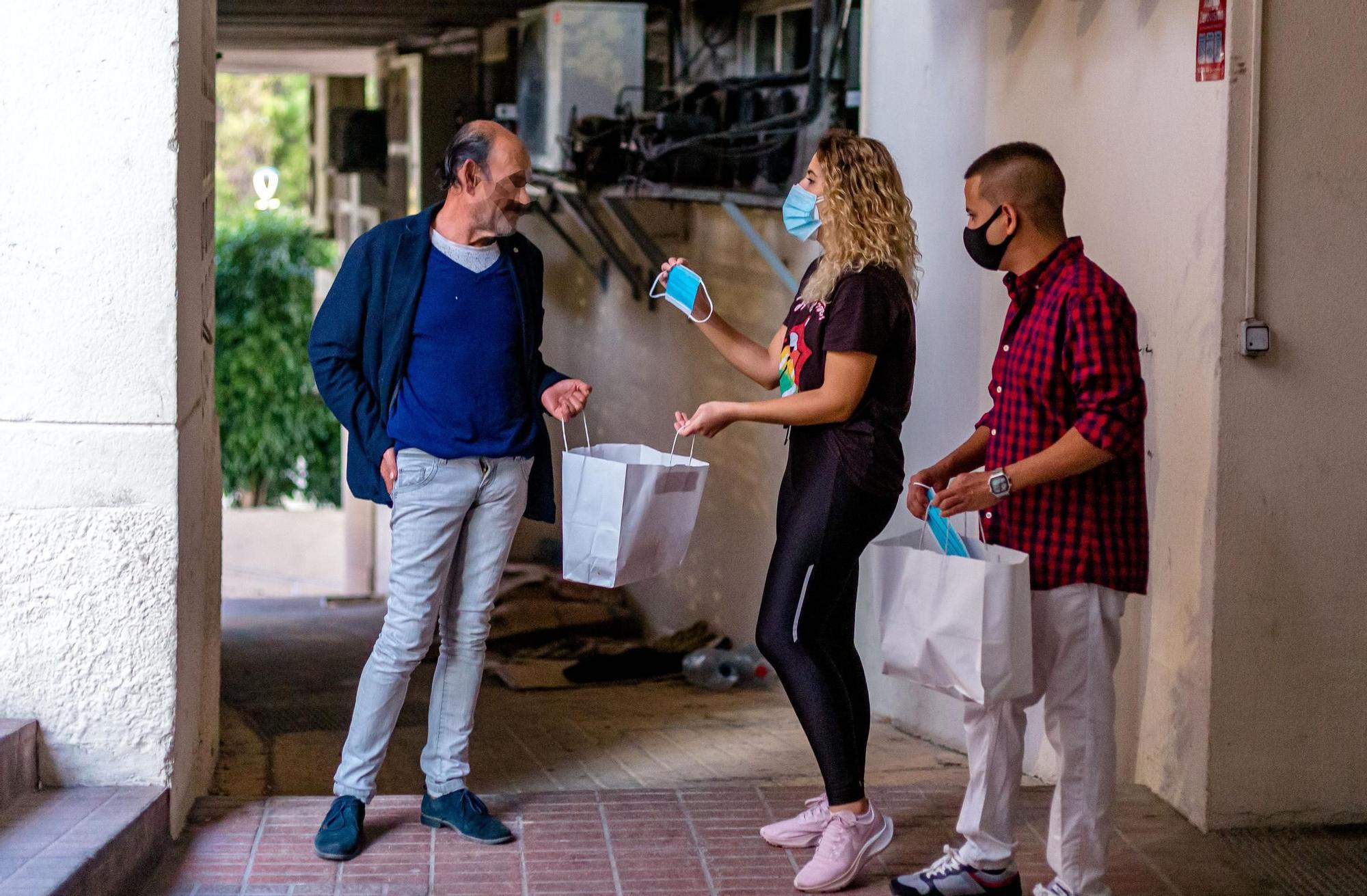 Galería: Una familia de Benidorm recorre las calles atendiendo a las personas sin techo para entregarles kits sanitarios