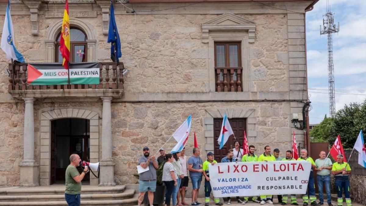 Concentración de los trabajadores de Valoriza a las puertas del Concello de Meis