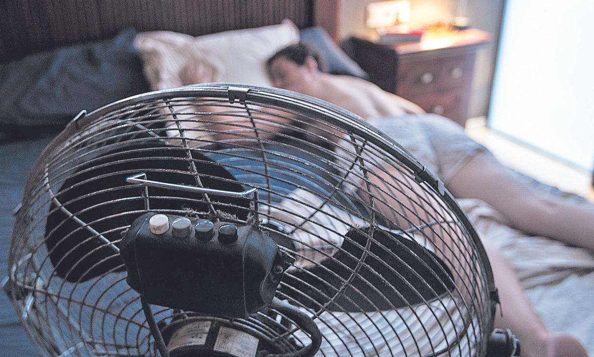 El aumento de temperaturas dificulta el descanso nocturno.03/08/2017 ALICANTE.- Ola de calor. Una mujer duerme junto al ventilador en una de las noches tropicales que esta sufriendo Alicante / FOTO: ALEX DOMINGUEZ