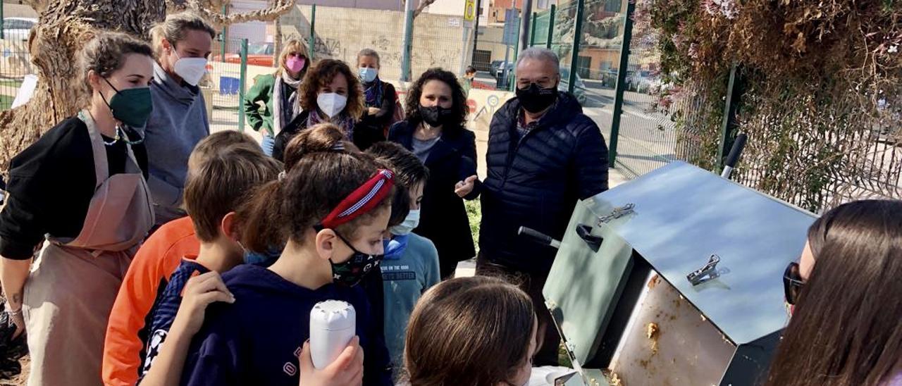 La alcaldesa, Merche Galí, y los ediles Martí y Barberá visitaron la implantación del plan en el colegio Hermanos Ochando.