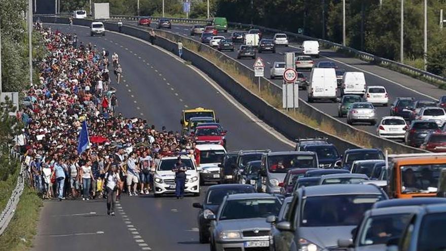 Miles de refugiados inician en Hungría una marcha a pie a Alemania