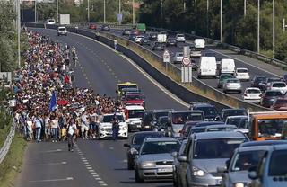 Miles de refugiados inician en Hungría una marcha a pie a Alemania