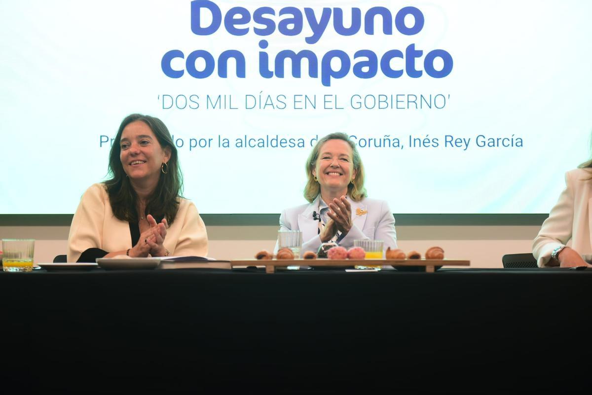 Nadia Calviña junto a Inés Rey, esta mañana en Club Nordés de A Coruña.
