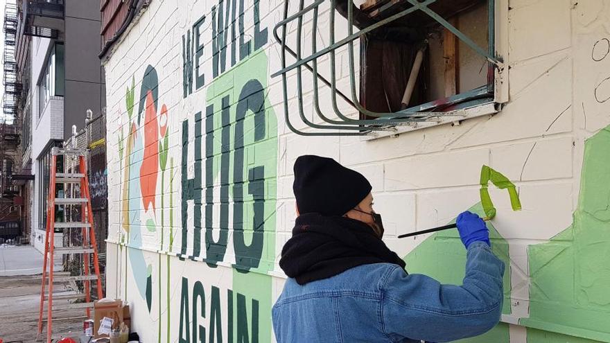 La artista española Vanesa Álvarez trabaja en un mural en Nueva York