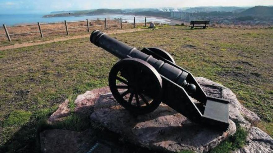 Cañón de la Guerra Civil en Pinos Altos; al fondo, las playas de Salinas y San Juan y la ría de Avilés.