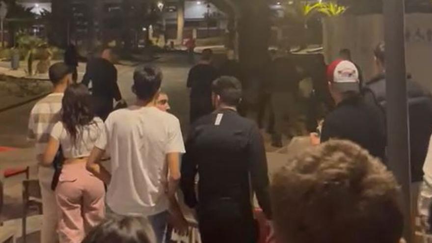 VÍDEO | A puñaladas y golpes contra los porteros de un bar en La Curva de Lo Pagán