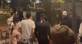 VÍDEO | A puñaladas y golpes contra los porteros de un bar en La Curva de Lo Pagán