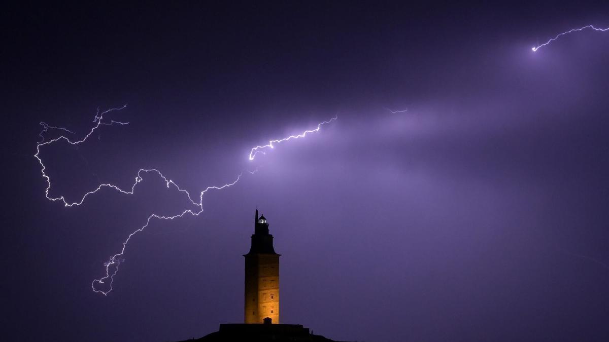 Tormenta con rayos en la Torre de Hércules en imagen de archivo.