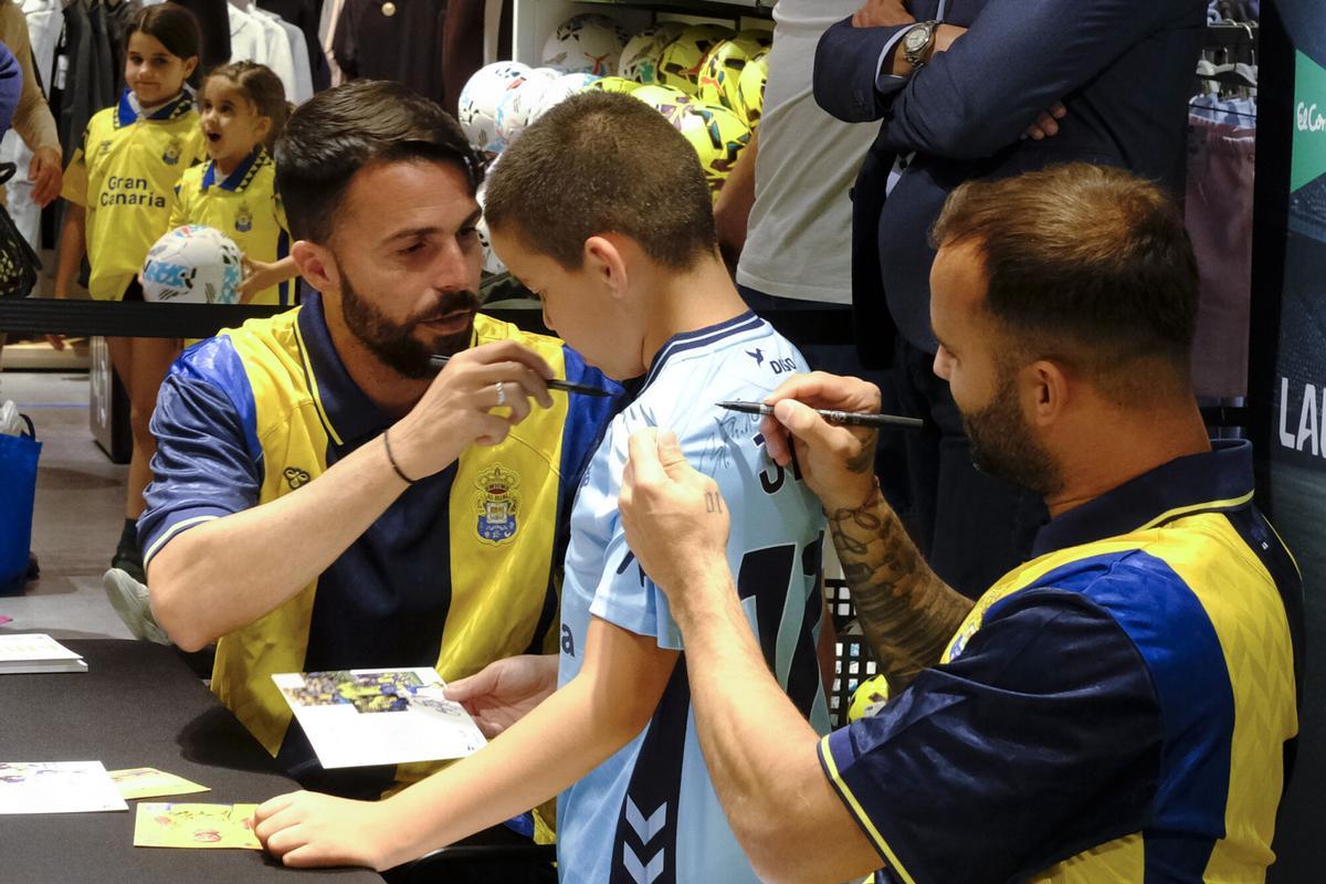 Firma de Jesé y Kirian en El Corte Inglés de Mesa y López
