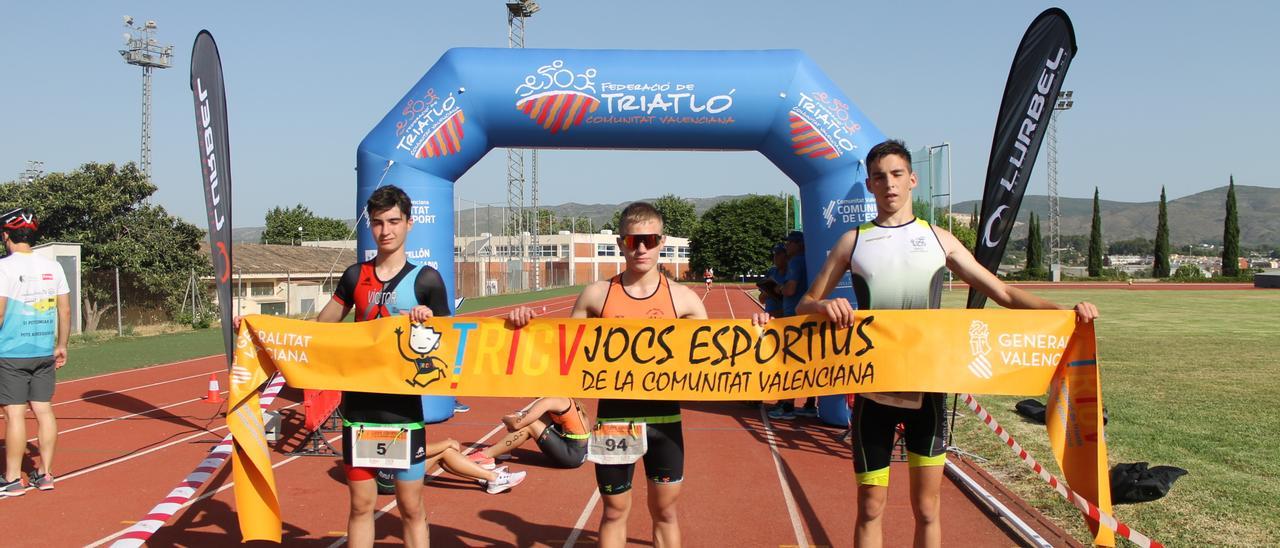 Enrique Torras, del Triatló Ontinyent, en el podio juvenil.