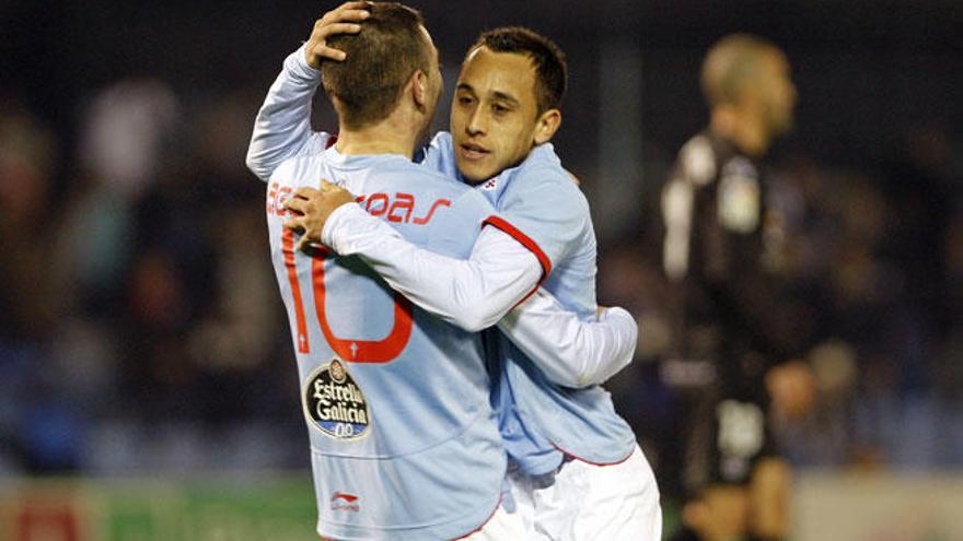 Iago Aspas y Orellana festejan un gol // MARTA G. BREA