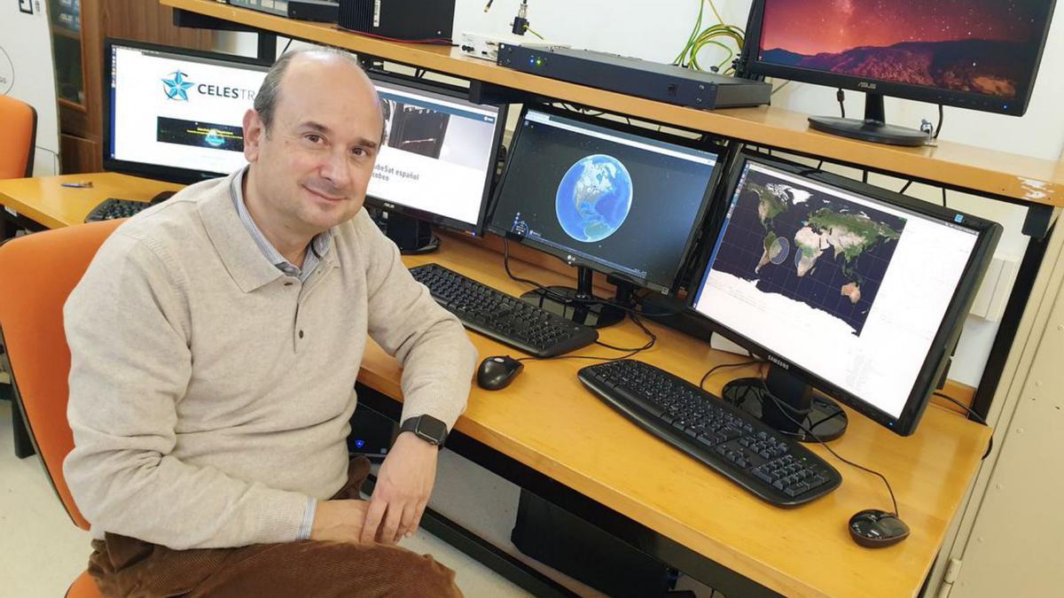 Fernando Aguado, en la sala de control de satélites
