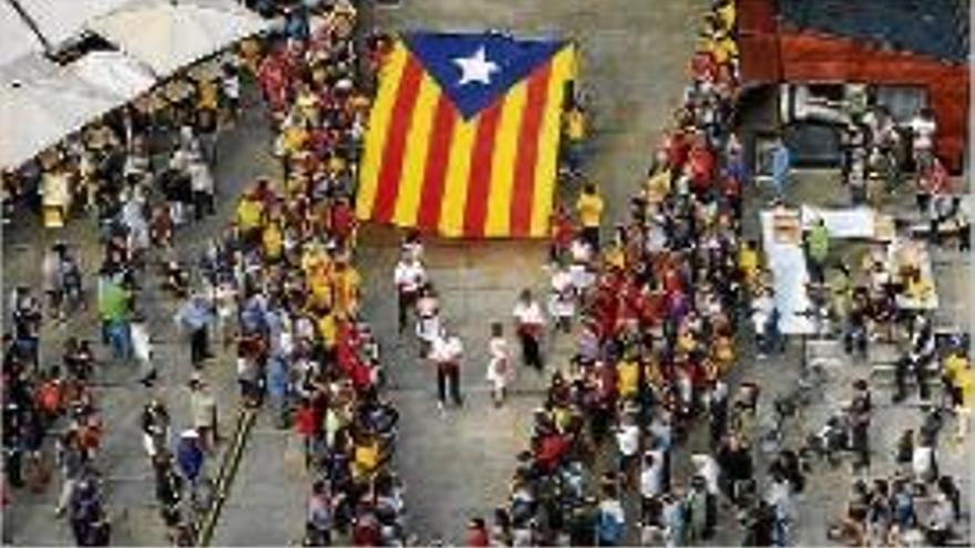 La V formada a la plaça de Santa Maria de Puigcerdà