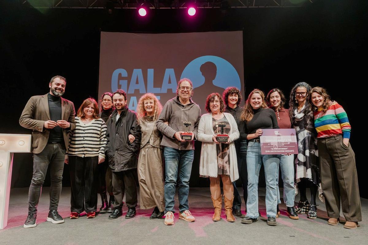 Els premiats, amb els membres del jurat d'aquesta edició.