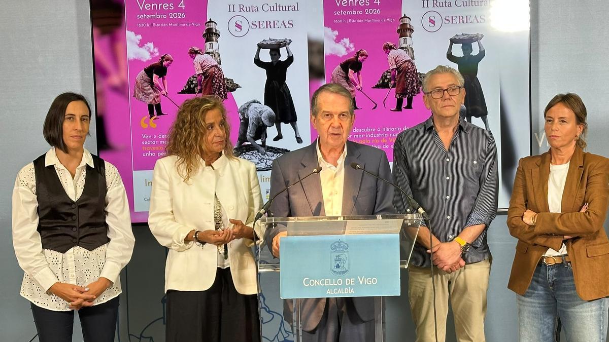 De izquierda a derecha: Ana Laura Iglesias, concejala viguesa de Igualdad; Carmela Silva, teniente alcalde; Abel Caballero, alcalde de Vigo; Javier Touza, presidente de Cooperativa de Armadores del Puerto y María Caldeiro, gerente de Fundamar en la Presentación Sereas