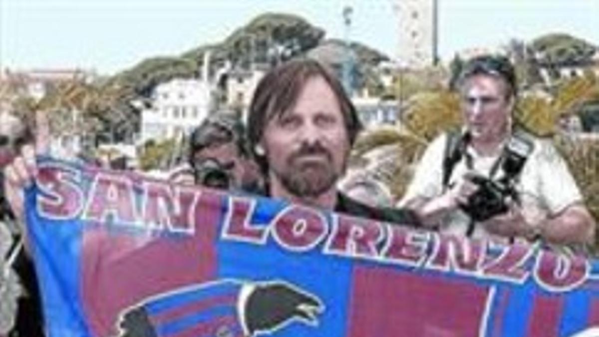 Viggo Mortensen, con una bandera de su equipo, en Cannes.