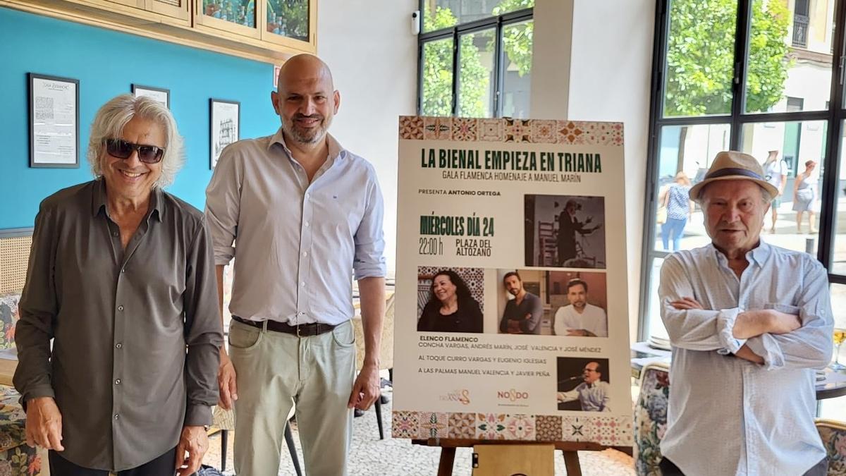 Manuel Marín, junto al delegado de Fiestas Mayores, Manuel Alés, en la presentación del cartel de la gala-homenaje en la Vela de Santa Ana.