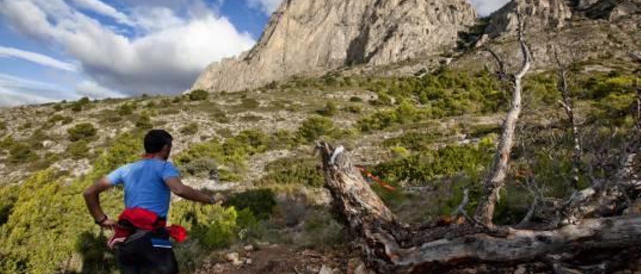 Un corredor asciende a la cima del Puig Campana.