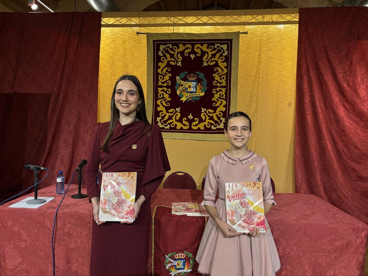 Las falleras mayores de Benicarló posan con el 'llibret'.