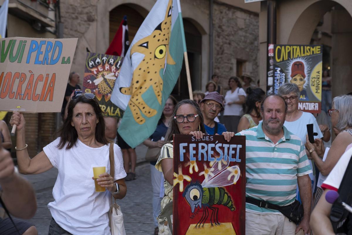 Imatges de la protesta en contra del projecte d'ampliació del polígon del Prat, el dia que s'ha suspès el ple municipal per un ciberatac