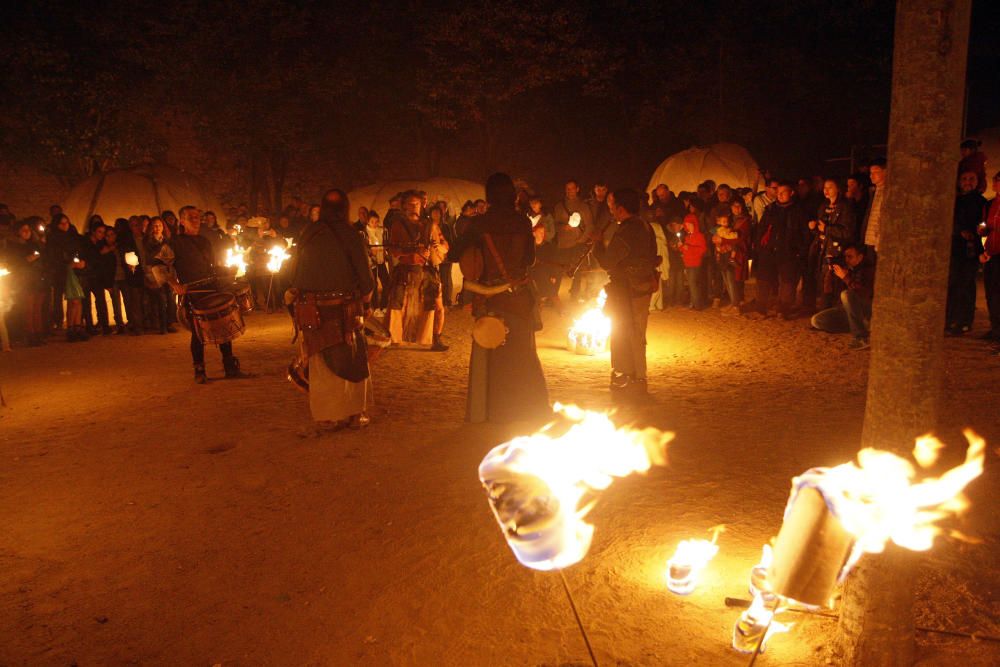 Les lluminàries porten el foc i la música medieval a les Pedreres