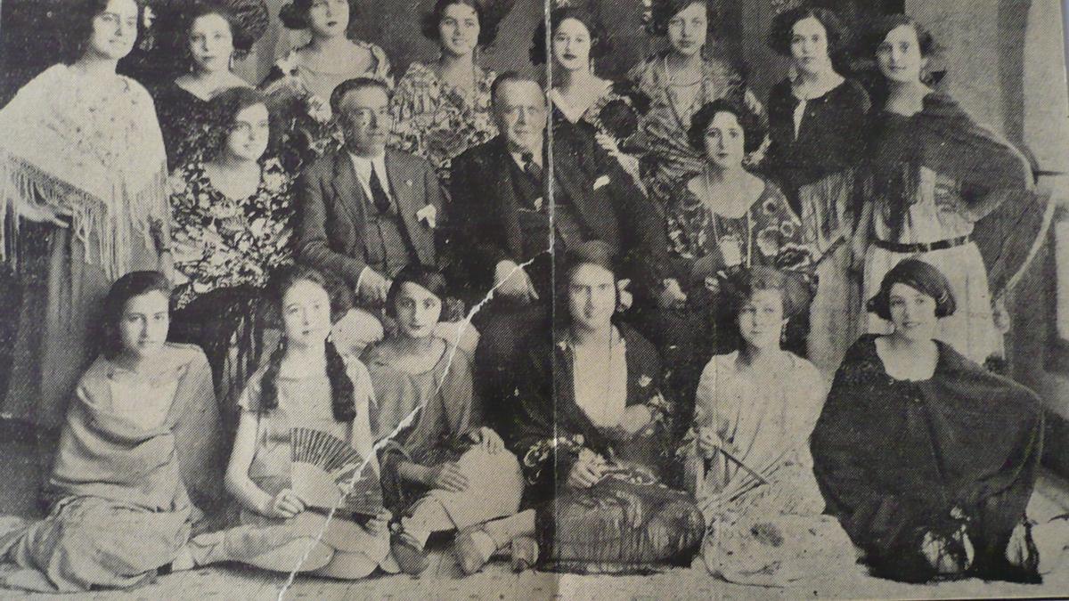 Luis Ruiz Borrego y Narciso Díaz de Escovar con un grupo de jóvenes artistas de la Real Academia de Declamación.