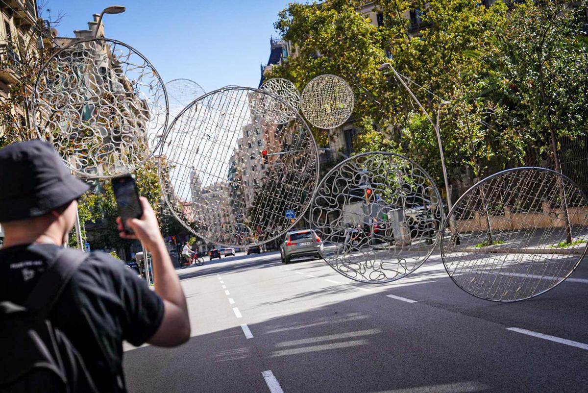 El viento tira las luces de Navidad de la calle de Balmes